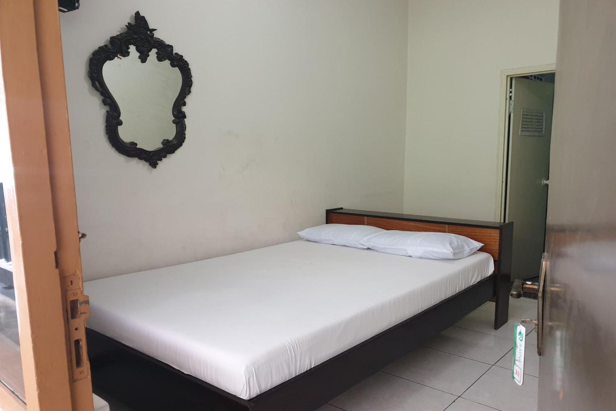 فندق Oyo Life 2090 Ratna Backpacker Syariah بروبولينغو المظهر الخارجي الصورة